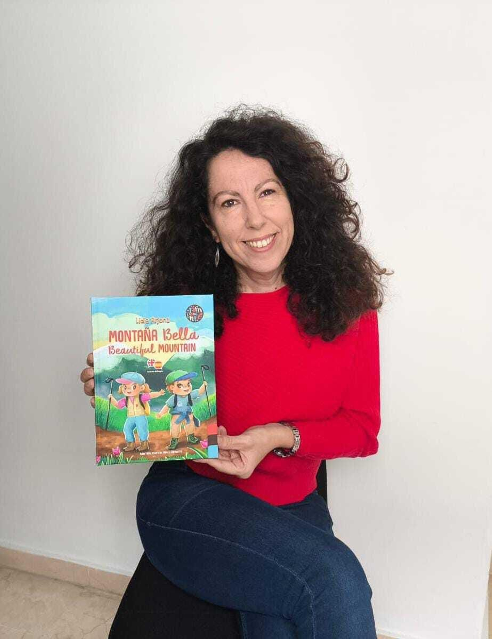 Lidia Arjona posa con su libro. Lidia Arjona posa con su libro.