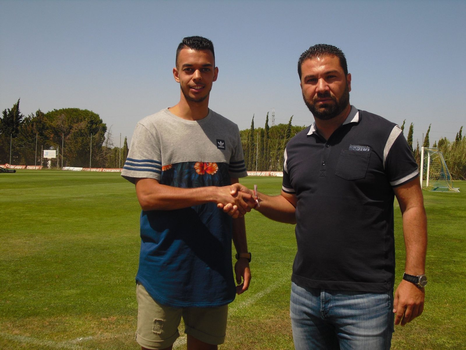 Jesús Braganza estrecha la mano a Juan Carlos Cordero.