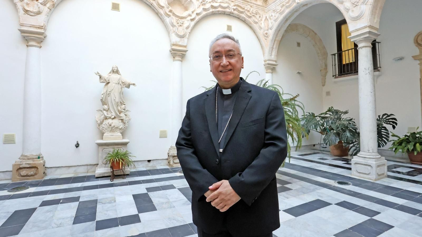 Monseñor José Rico Pavés en el patio principal de la sede del Obispado. Monseñor José Rico Pavés en el patio principal de la sede del Obispado.