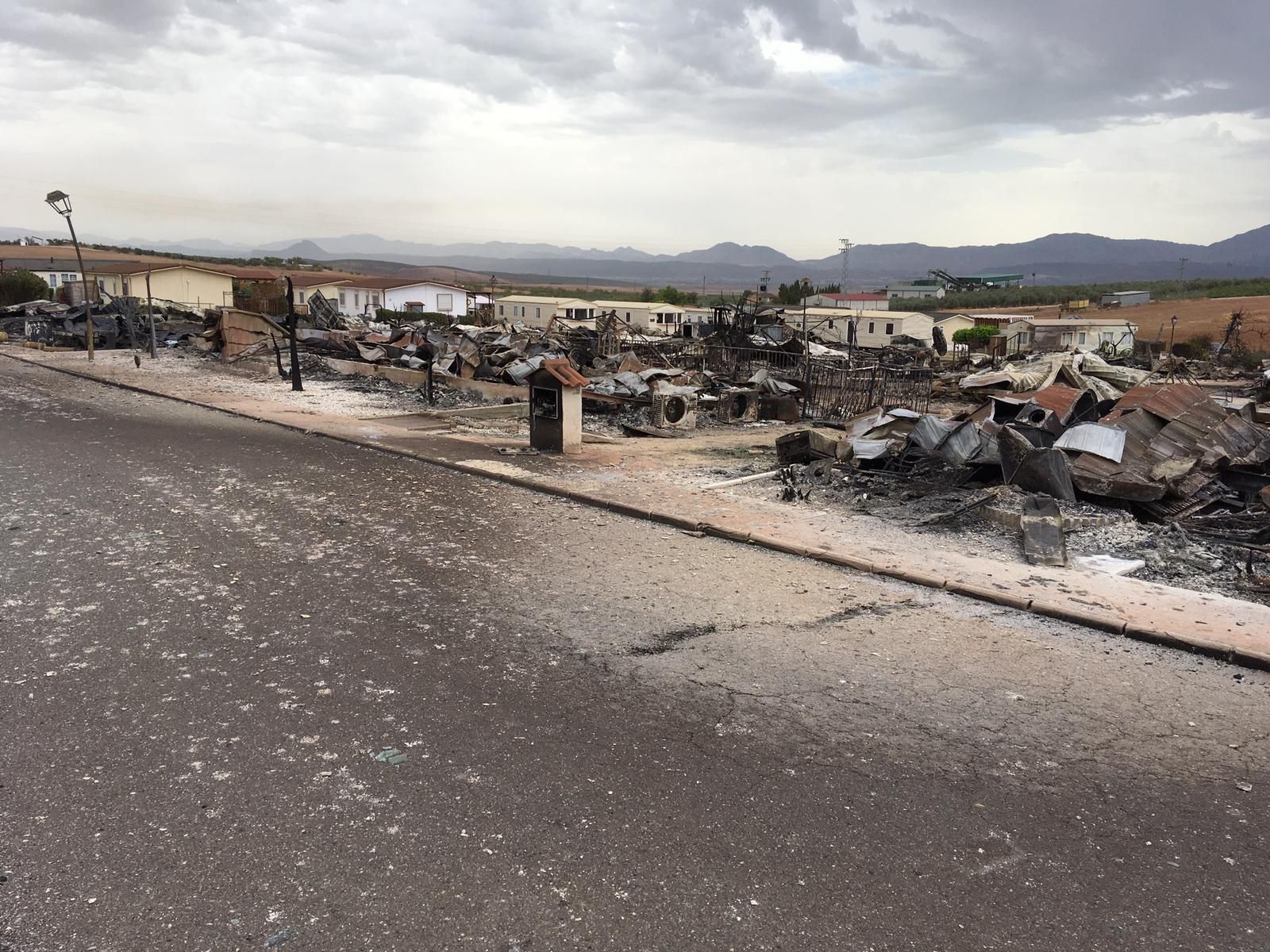 Estado del camping de Mollina tras el incendio.