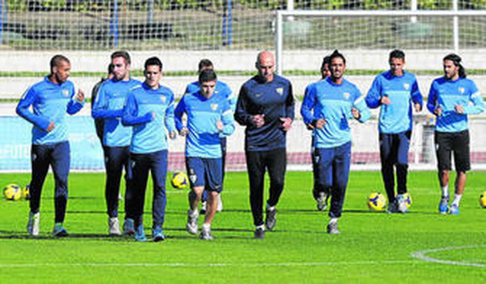 Los jugadores del Málaga hacen carrera continua durante un entrenamiento reciente en el estadio de atletismo Ciudad de Málaga.