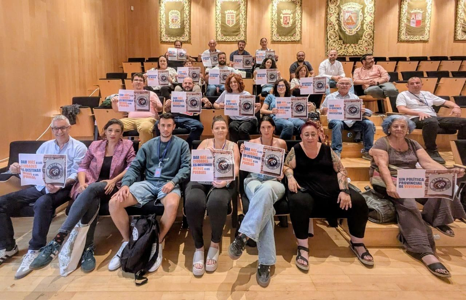 Representantes de Izquierda Unida se encierran en la Diputación de Málaga.