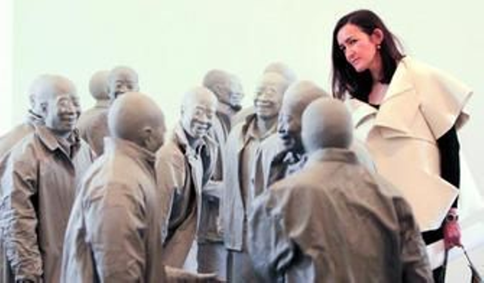 Ángeles González-Sinde contempla las esculturas del madrileño.