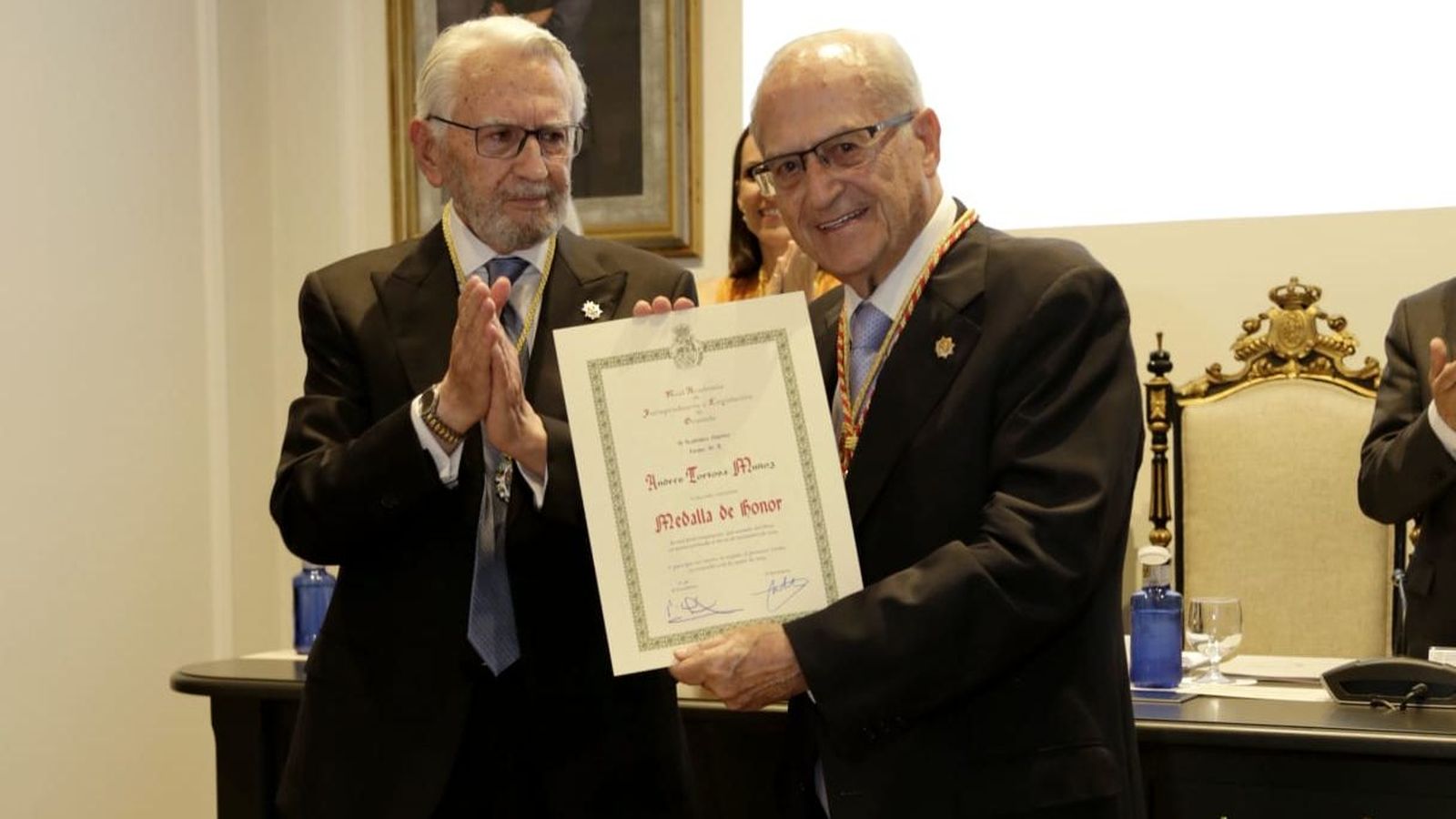 El presidente de la RAJYL de Granada, Rafael López, entrega la Medalla de Honor a Andrés Tortosa