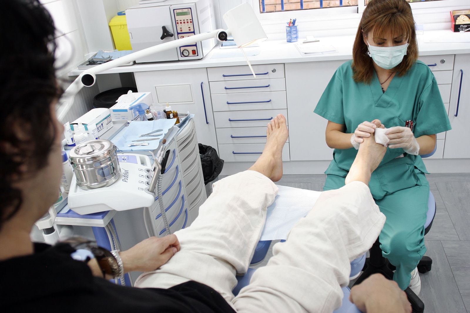 Una podóloga atendiendo a su paciente