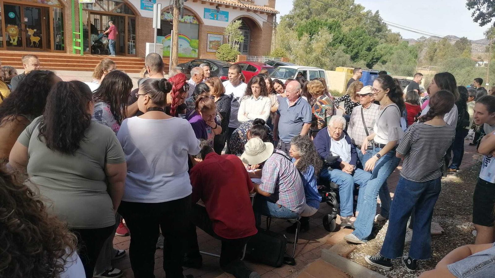 Recogida de firmas junto a la parada de la Junta de los Caminos el pasado domingo.
