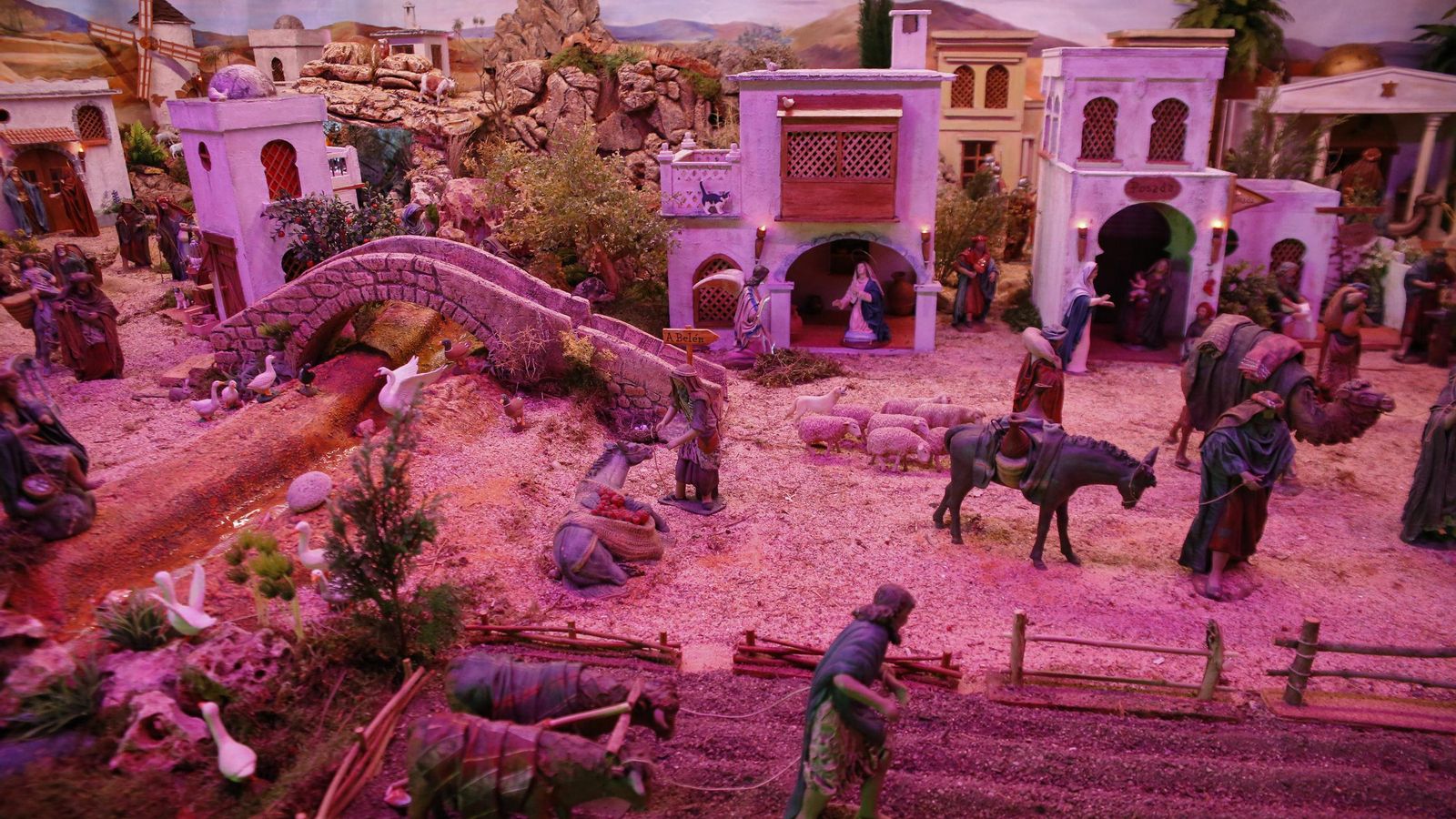 Tareas de labranza junto a la escena de la Anunciación.