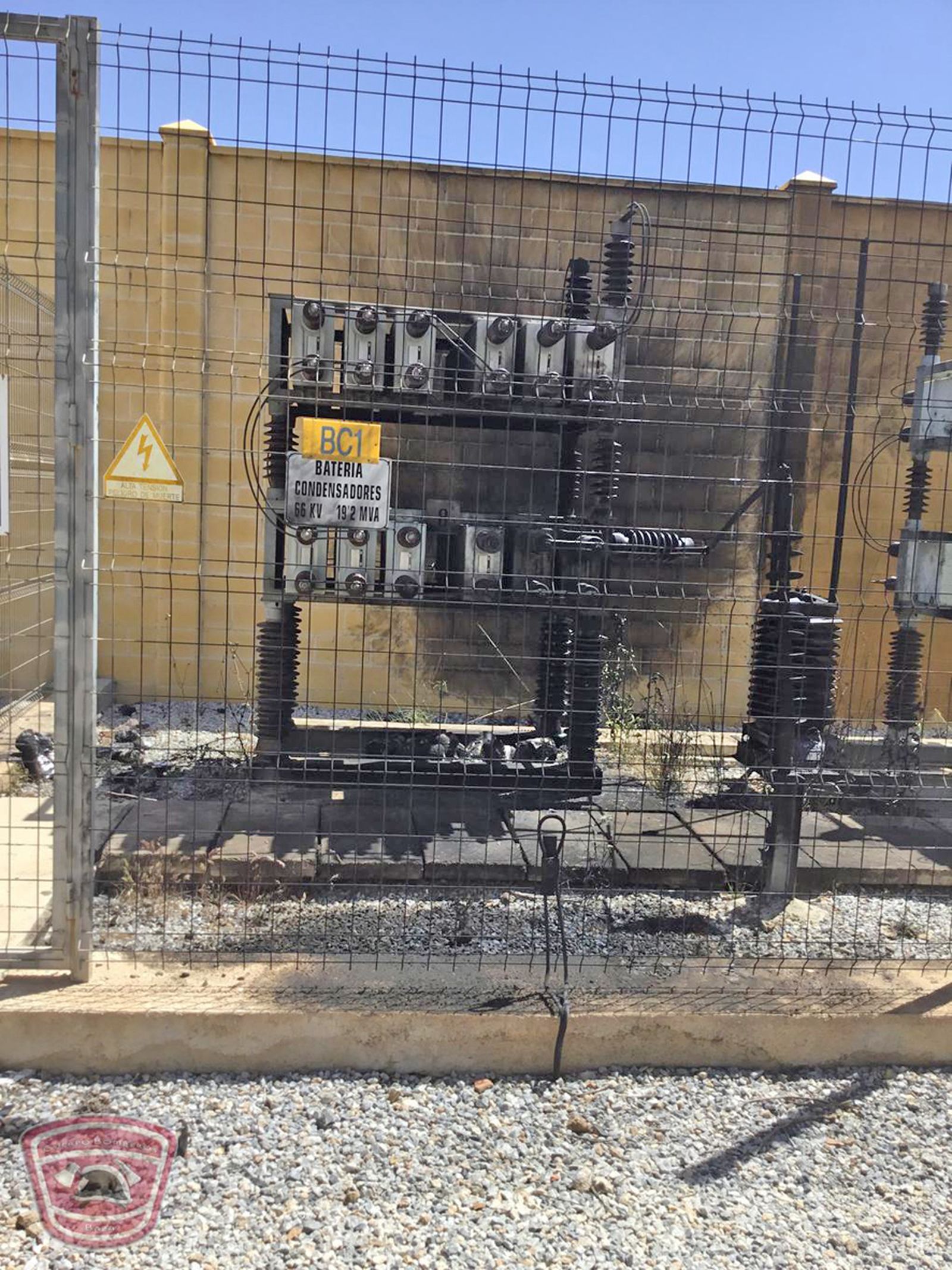 Batería de condensadores incendiada en Baza
