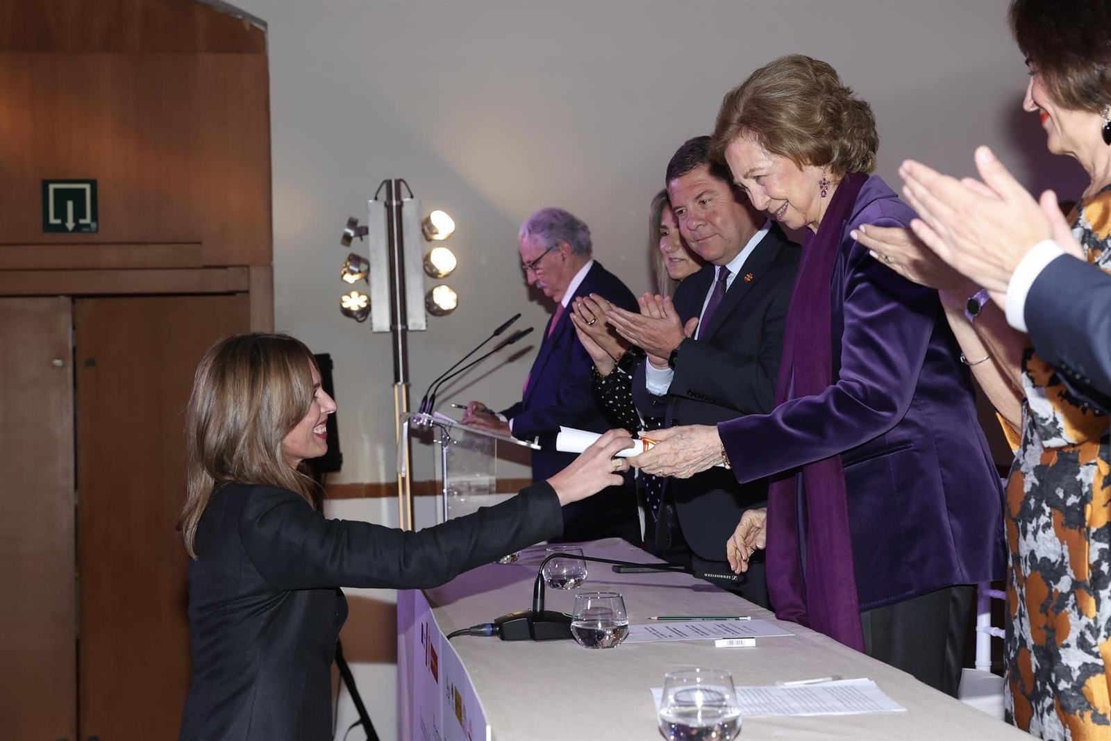 La reina Sofía entrega el diploma a la directora general del Patronato de la Alhambra y Generalife, Rocío Díaz,
