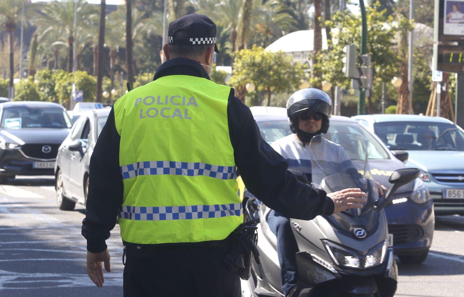 Un agente de la Policía Local de Córdoba controlando el tráfico.
