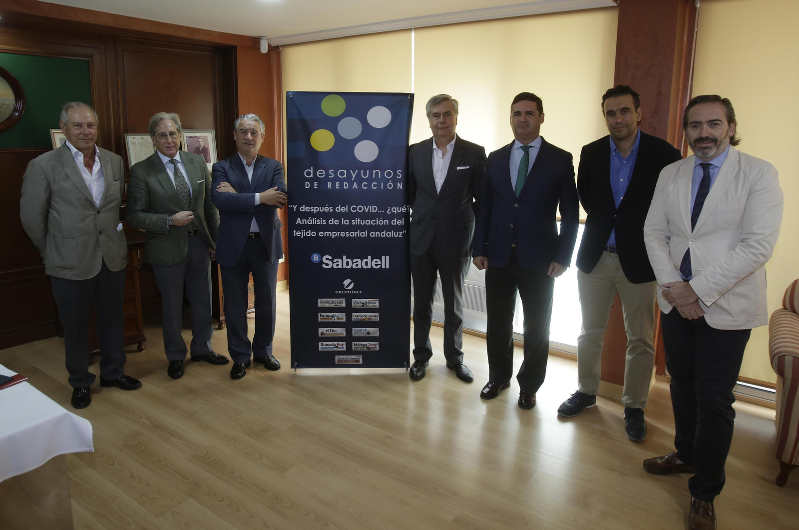 Foto de grupo del Desayuno de Redacción en Diario de Sevilla con los seis participantes y el moderador, Alberto Grimaldi, redactor jefe de Andalucía y Panorama de Grupo Joly