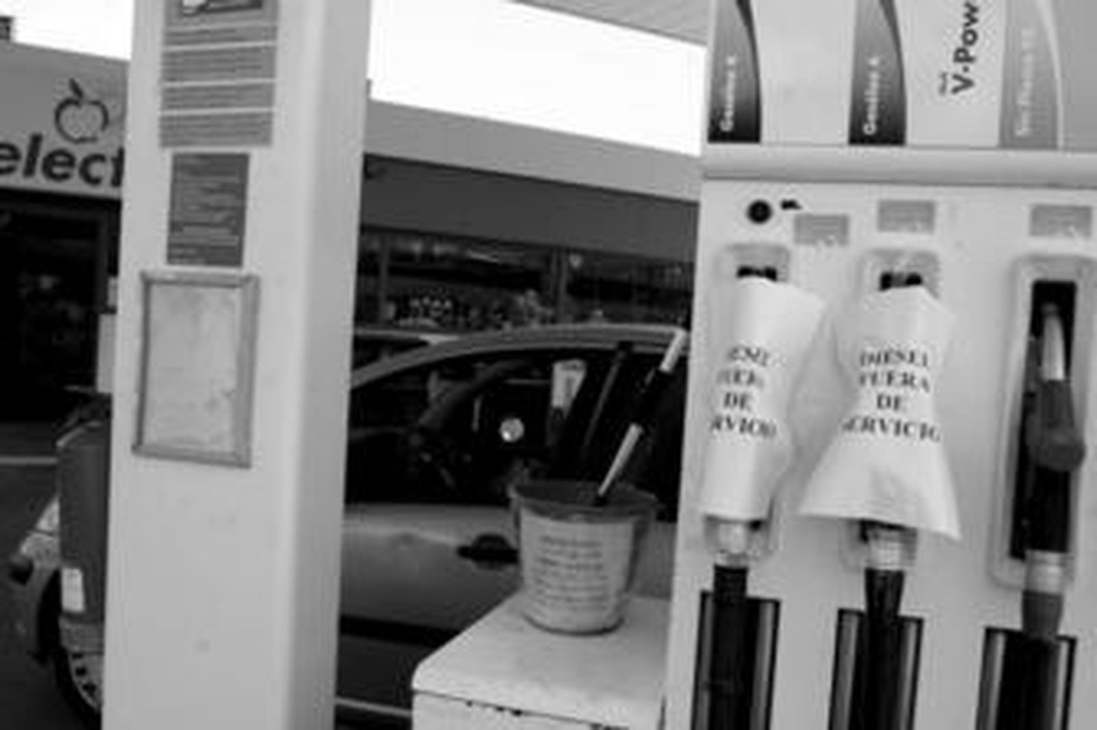 Dos surtidores de gasóleo, fuera de servicio, ayer en Algeciras.