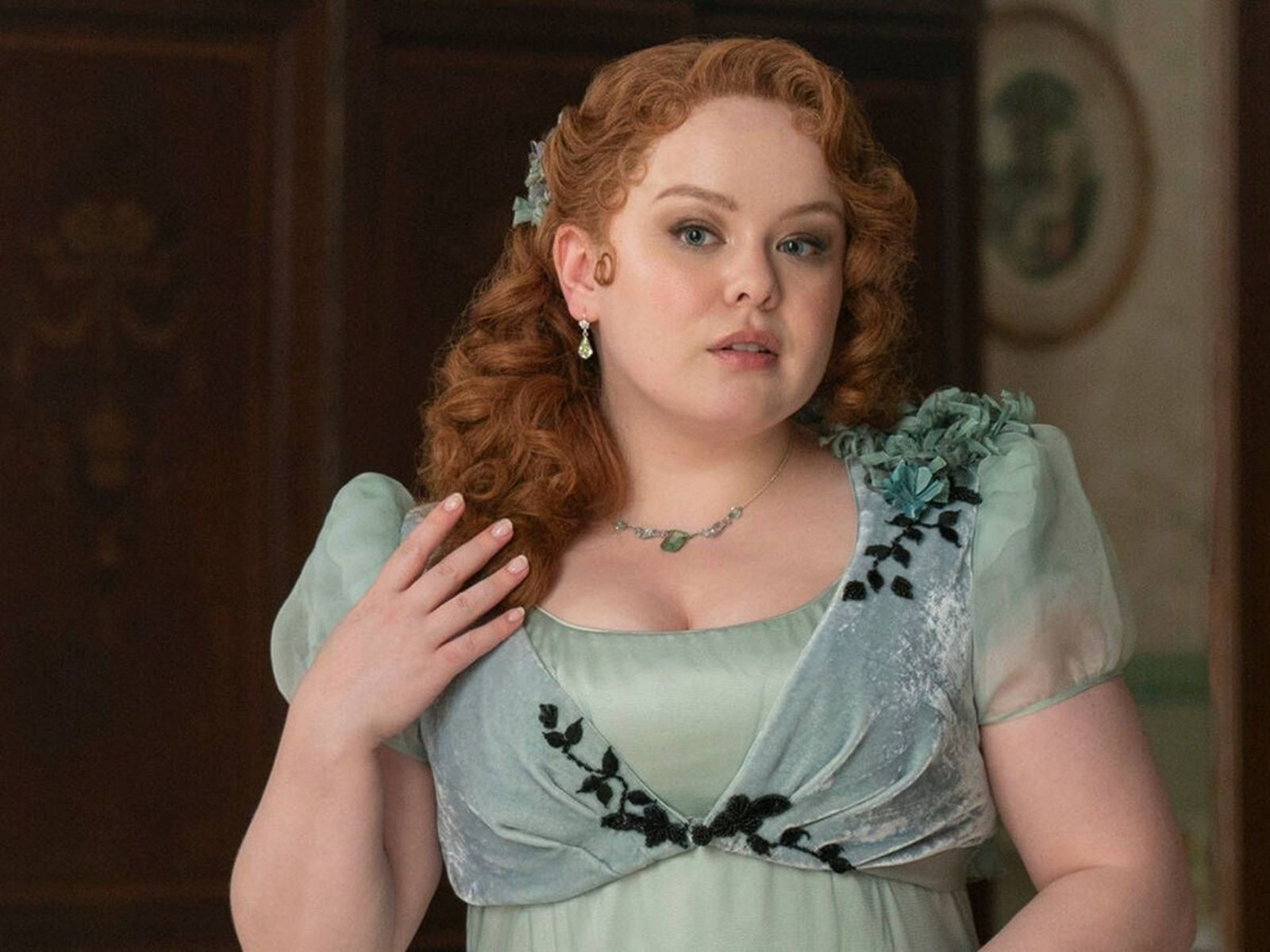 Penelope Featherington apuesta por unos rizos más marcados con volumen en la parte alta, que pueden traducirse en un peinado de invitada con ondas al agua