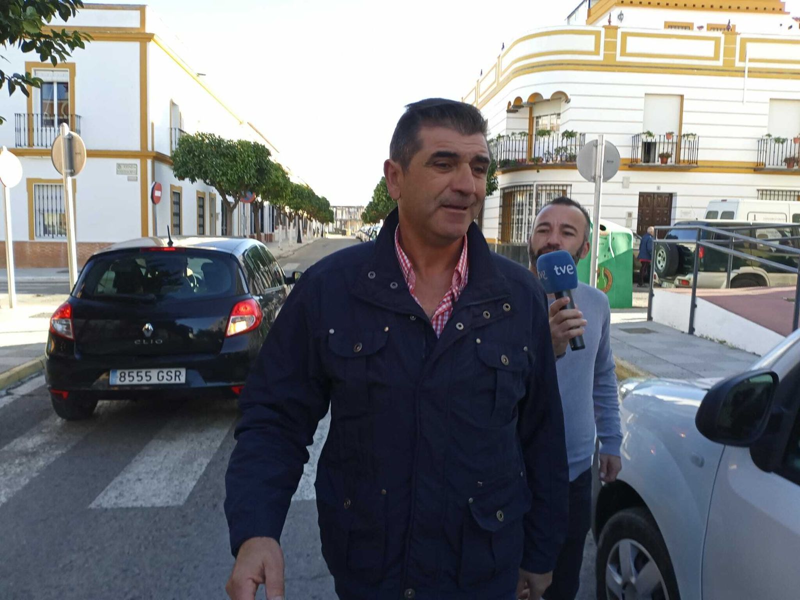 El pintor que localizó el cuchillo relacionado con el crimen de Almonte, a la salida de los juzgados de La Palma.