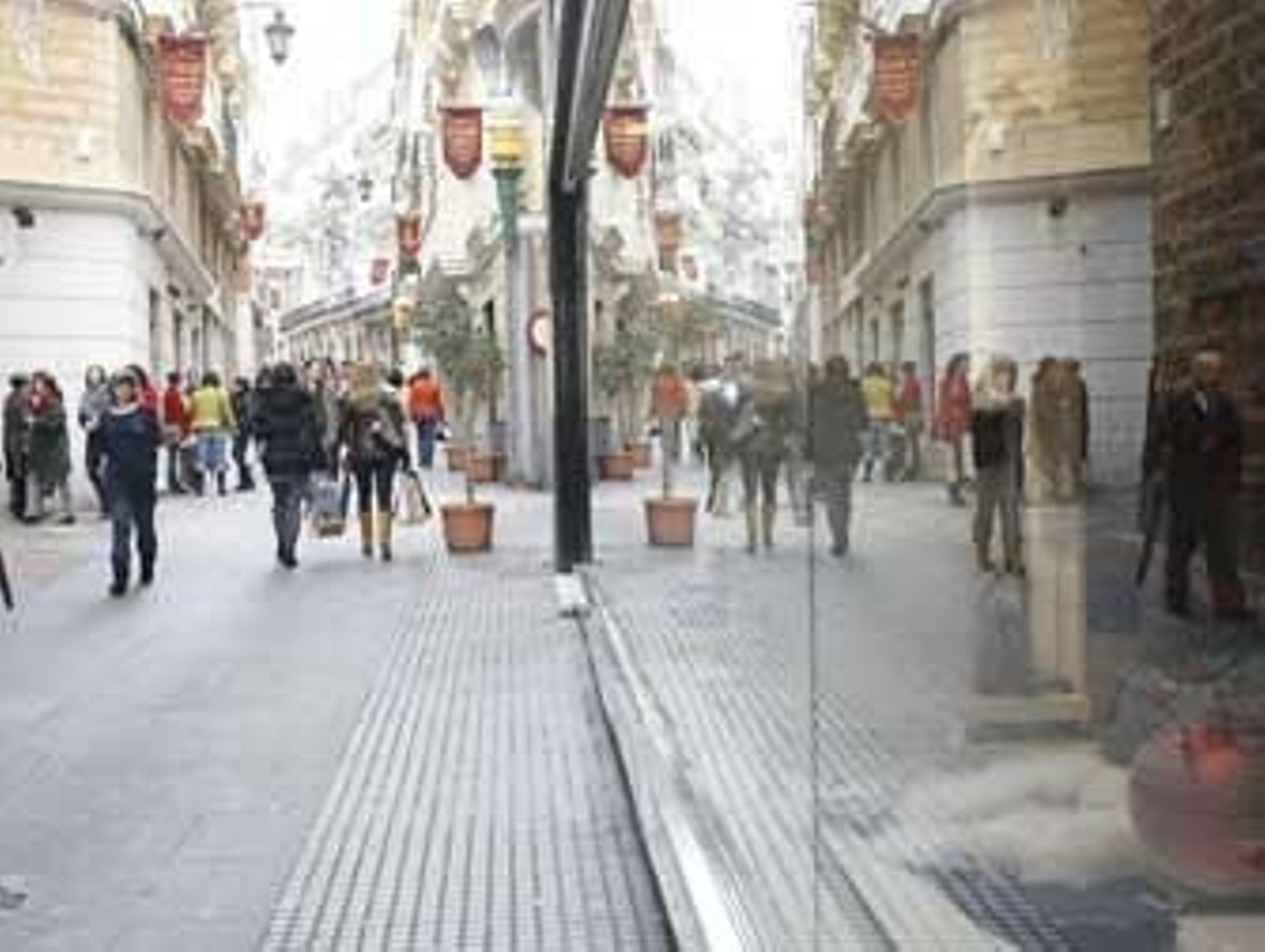 La comercial calle Novena presentaba este despoblado aspecto ayer al mediodia. /Julio González