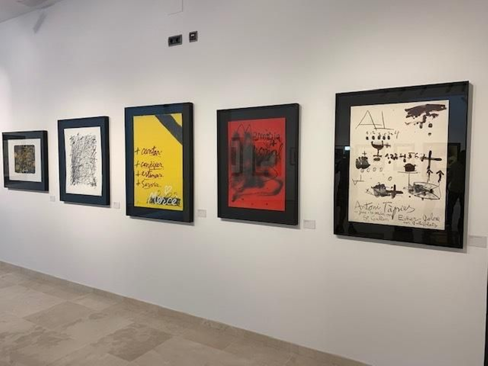 Algunas de las obras de Antoni Tàpies expuestas en Alhaurín el Grande. Algunas de las obras de Antoni Tàpies expuestas en Alhaurín el Grande.