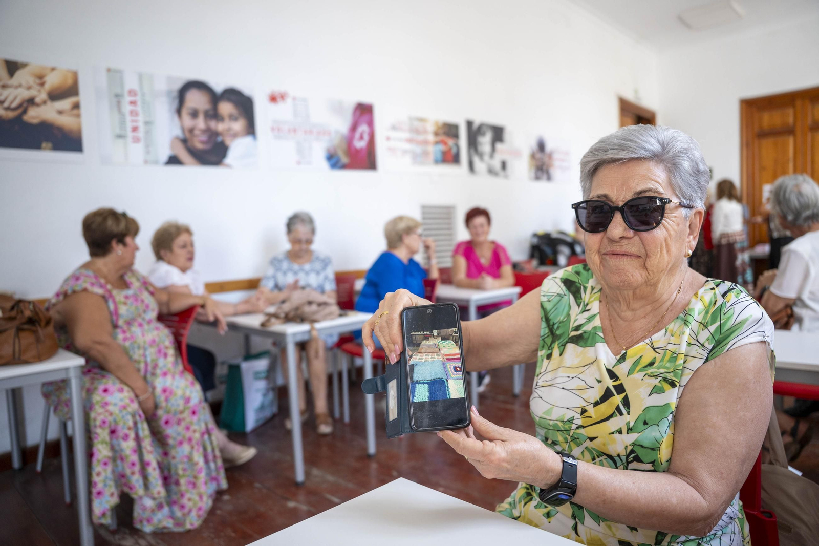 Cruz Roja realiza la entrega de mantitas solidarias a las familias de acogida
