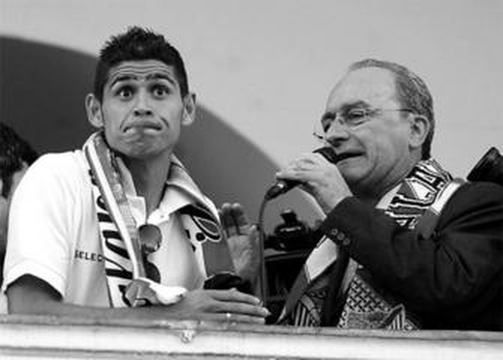 Antonio Hidalgo, junto al alcalde, en el balcón del Ayuntamiento.