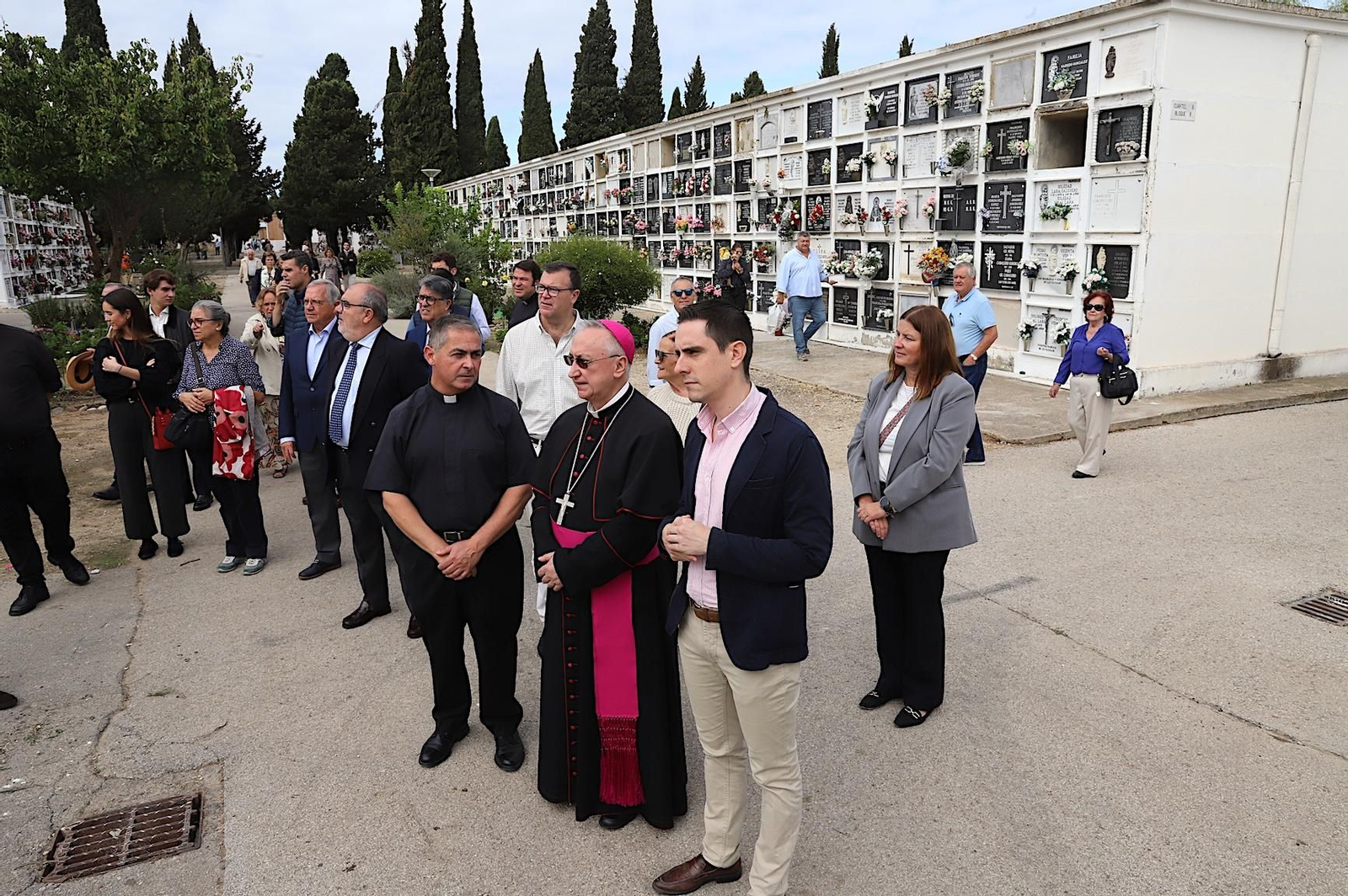 Jaime Espinar y monseñor Rico Pavés, en su visita al camposanto jerezano.