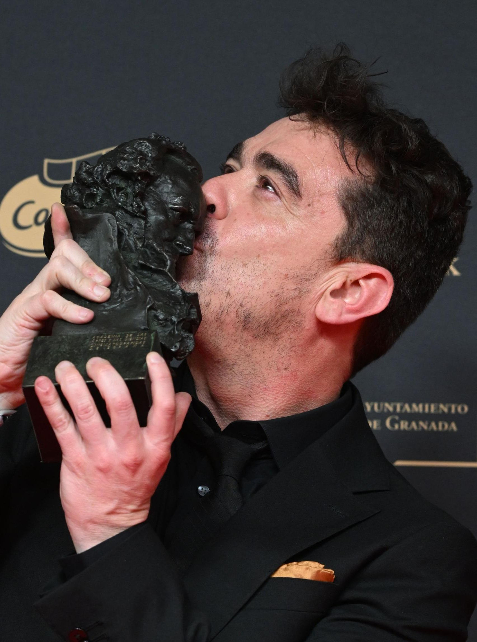 Javi Frutos besa el Goya conseguido por el montaje de 'Segundo Premio'
