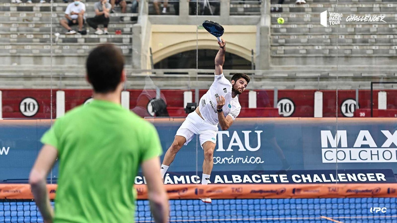 Javi Garrido  golpea una pelota durante el Challenger de Albacete.