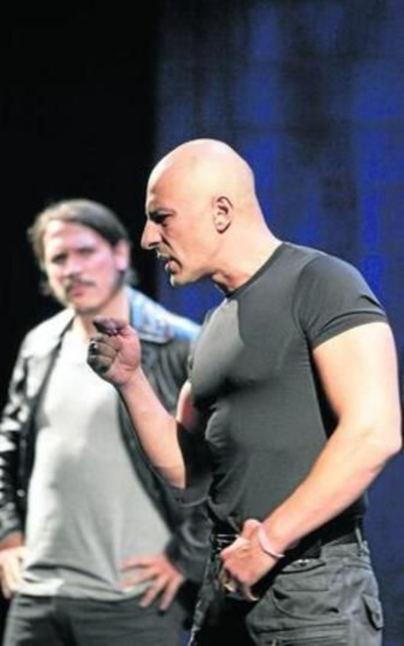 Roberto Álamo (en primer plano) y Sergio Peris-Mencheta, en 'Lluvia constante'.