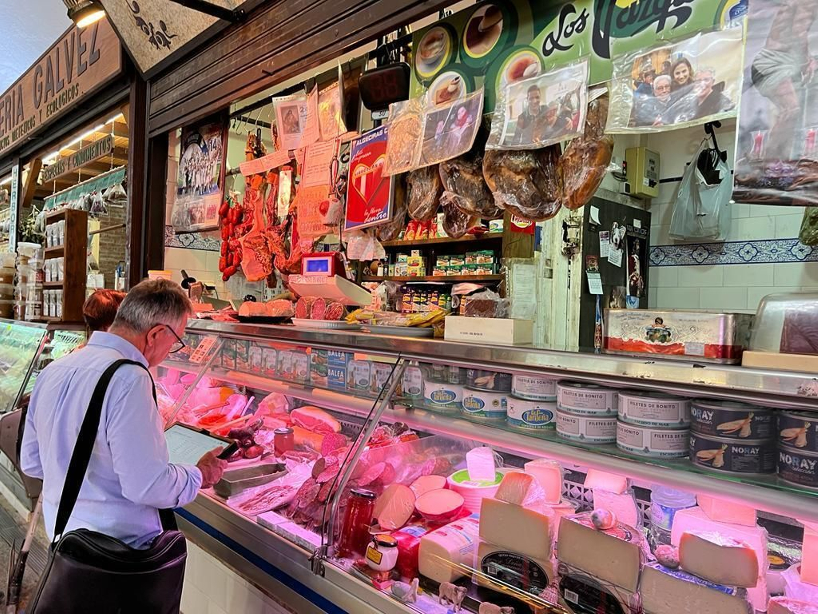Una mañana de compras en el Mercado Ingeniero Torroja de Algeciras, en imágenes.