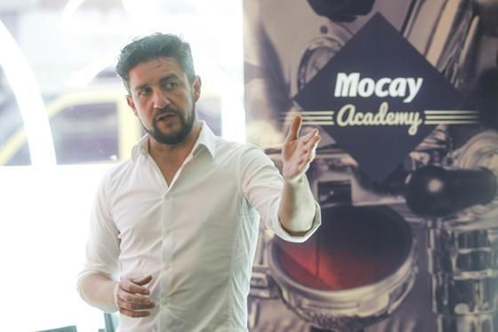 37 hosteleros de Sevilla aprenden los secretos del mejor café de la mano de Mocay y el mejor barista de España