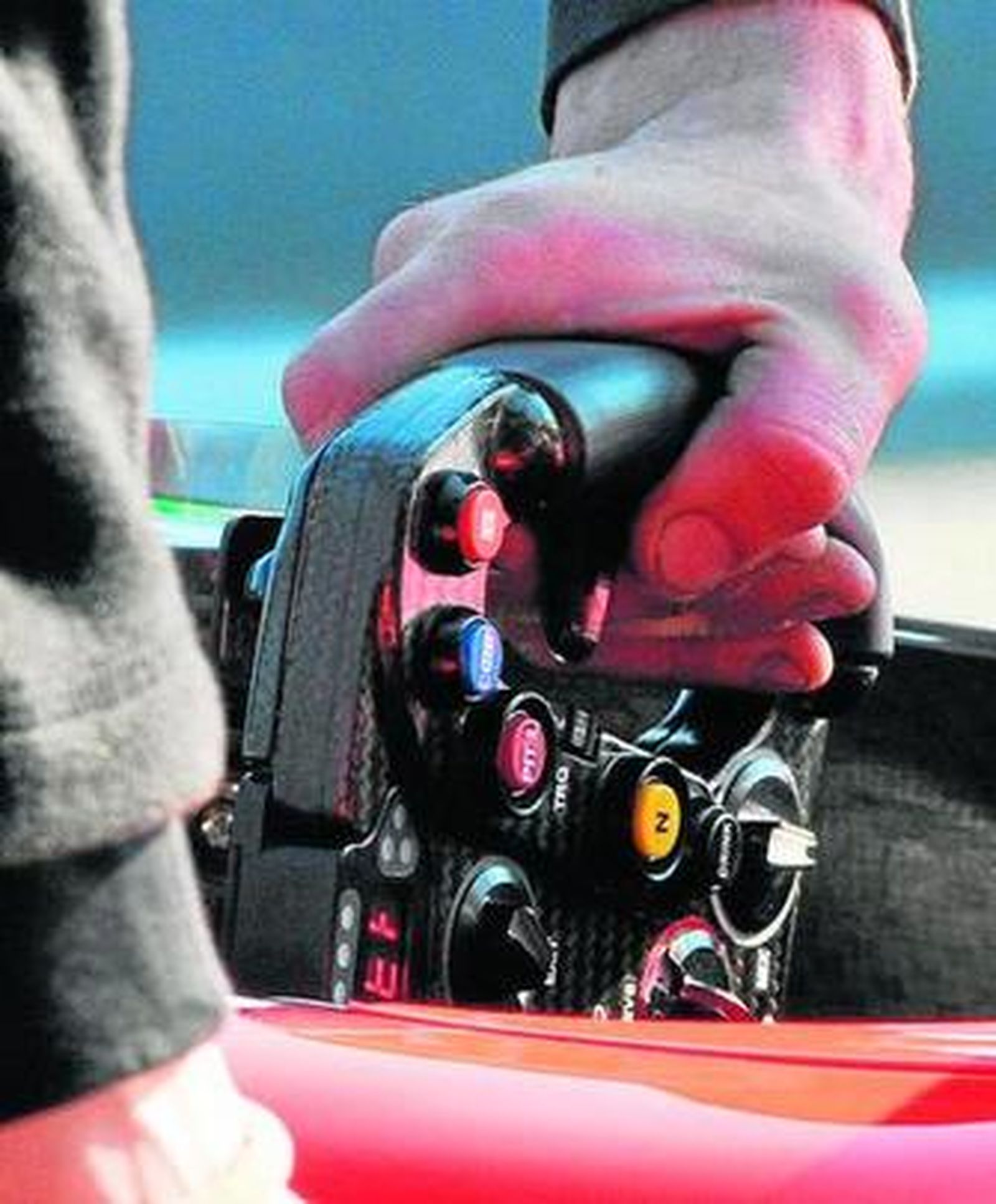 Detalle del volante de Timo Glock.