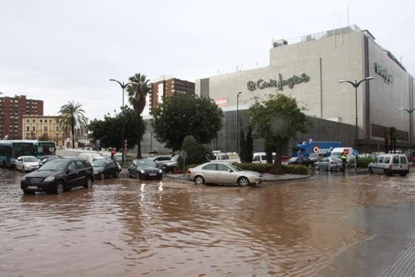 Las fuertes precipitaciones de esta mañana causaron inundaciones en calles, viviendas y garajes

Foto: Migue Fernández