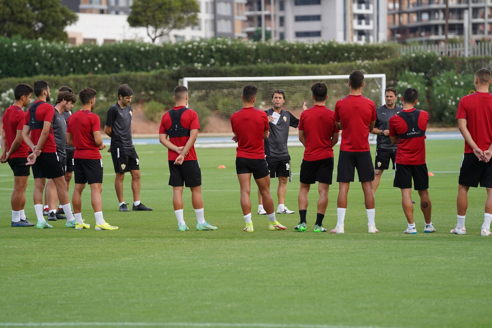 Martos y el resto del grupo escuchan a Rubi en la charla técnica.