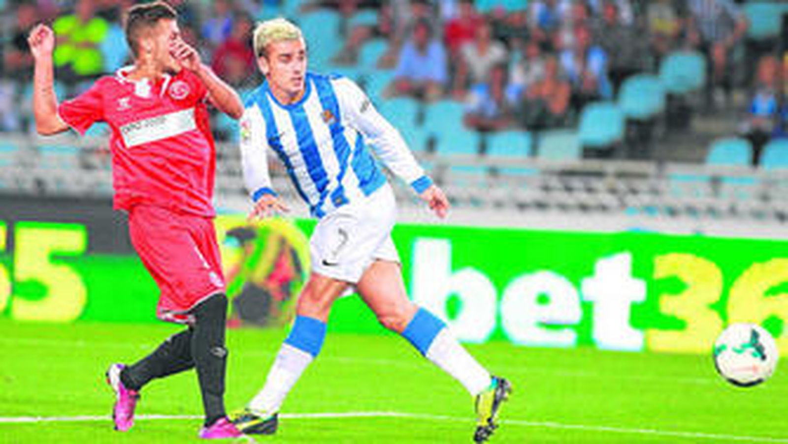 El delantero francés Griezmann se vuelve a anticipar a Diogo Figueiras para hacer el gol del empate.