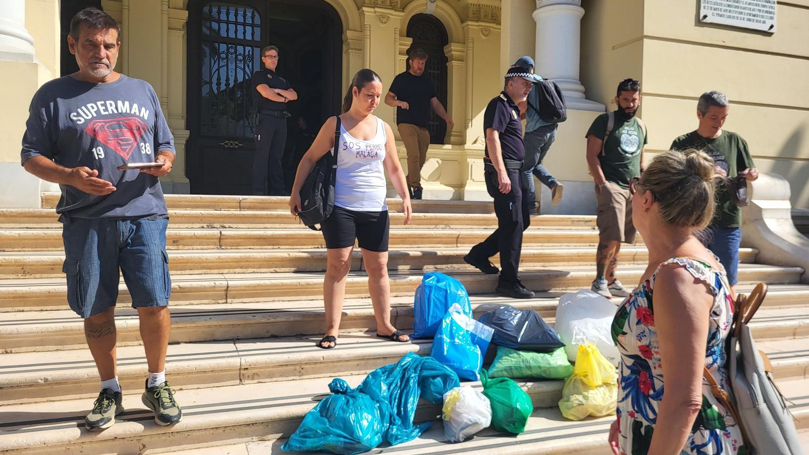 Bolsas de basura amontonadas en la puerta del Ayuntamiento de Málaga Bolsas de basura amontonadas en la puerta del Ayuntamiento de Málaga