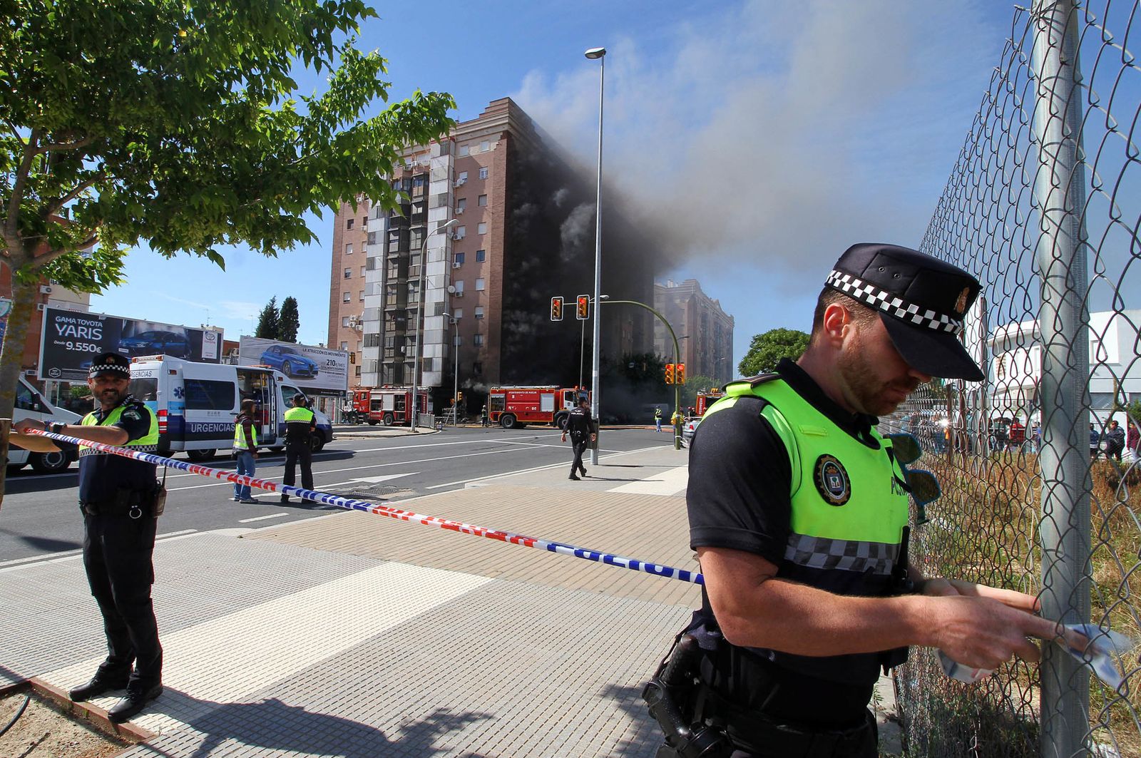 Imágenes del incendio de un bazar en la avenida de Santa Marta.