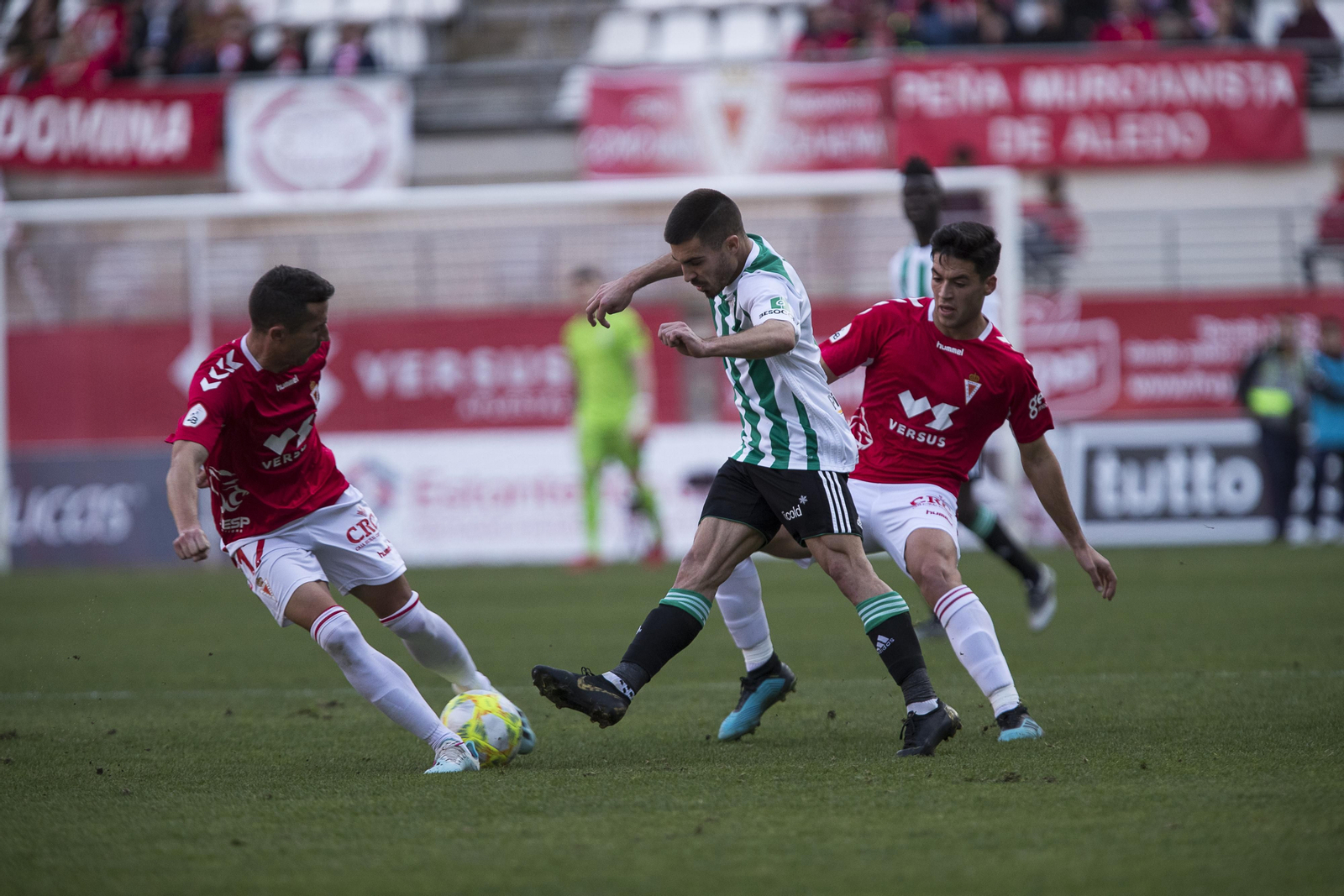 Zelu intenta dar un pase entre dos jugadores del Murcia, el pasado domingo en el Enrique Roca. Zelu intenta dar un pase entre dos jugadores del Murcia, el pasado domingo en el Enrique Roca.