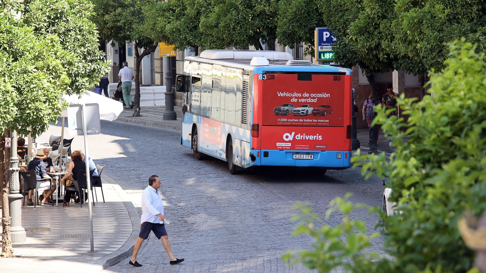 Un autobús urbano de Jerez circulando por la calle Larga