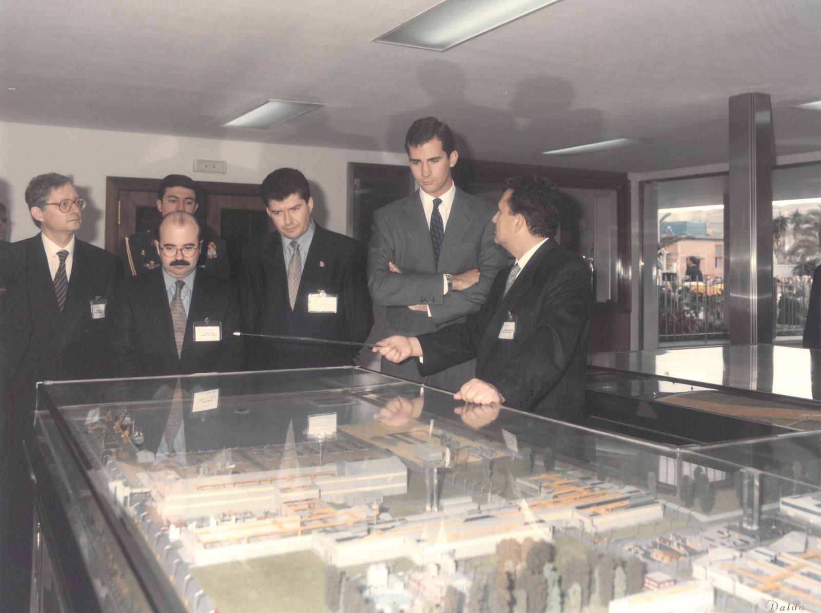 El entonces príncipe Felipe ante una maqueta de la factoría de Acerinox