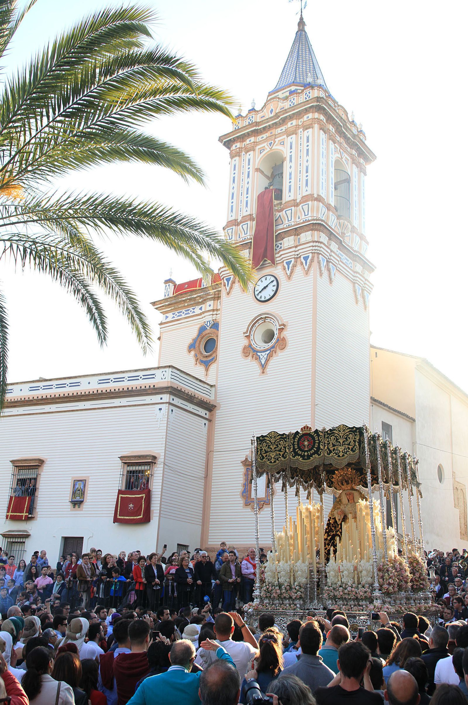 La Virgen del Refugio, tras bajar el porche de San Pedro, ayer.