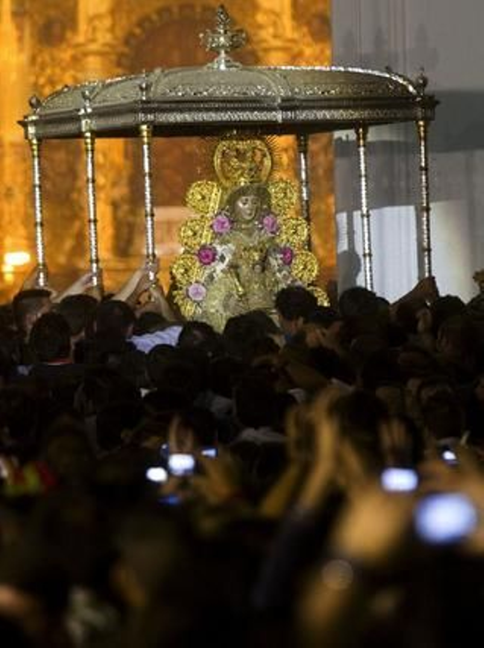 Miles de fieles se acercan a la Blanca Paloma.

Foto: Julián Pérez (EFE)