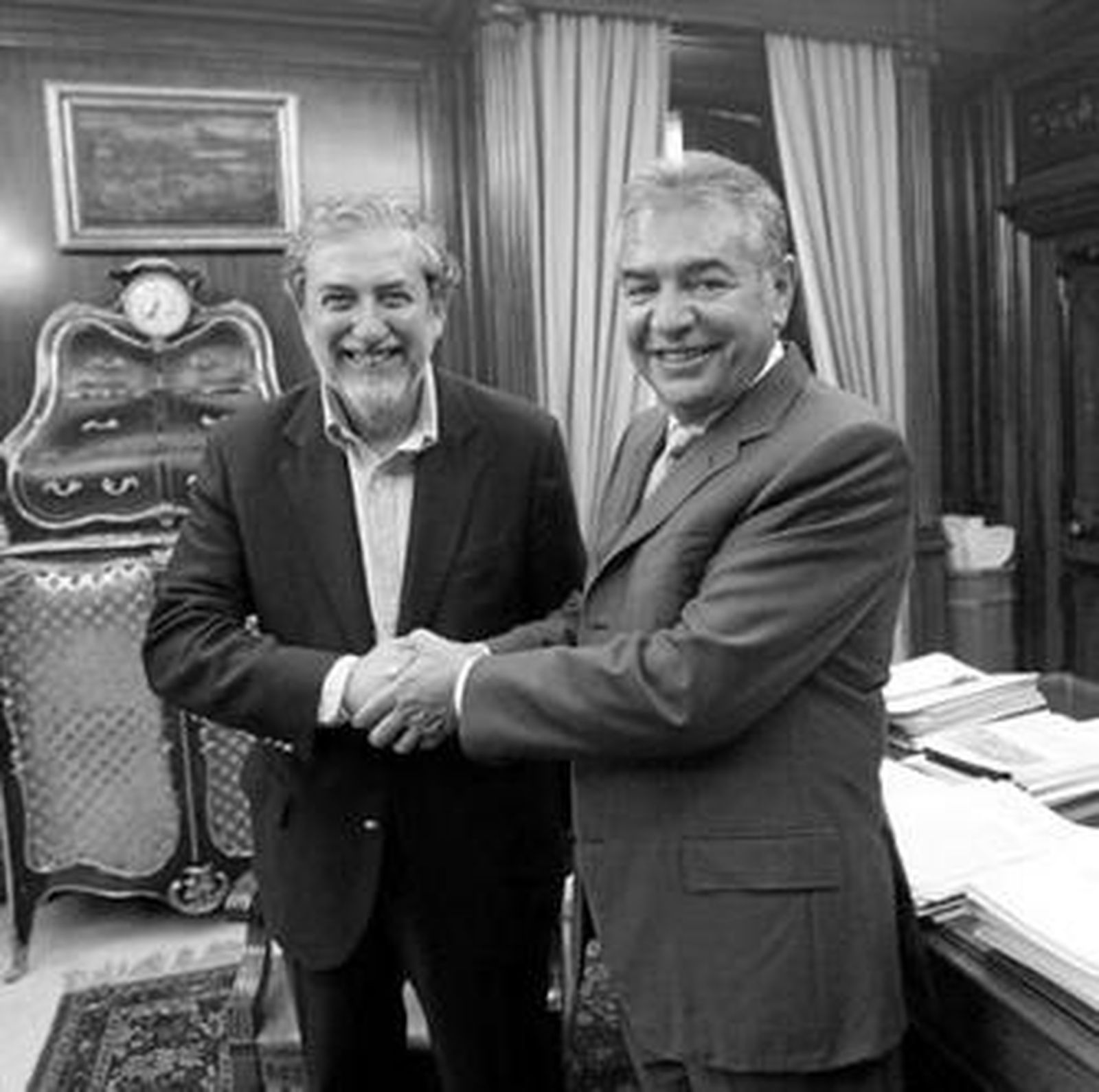 José Miguel Salinas saluda a José Romero, máximo accionista del Córdoba, después de ser propuesto como presidente el 22 de junio.