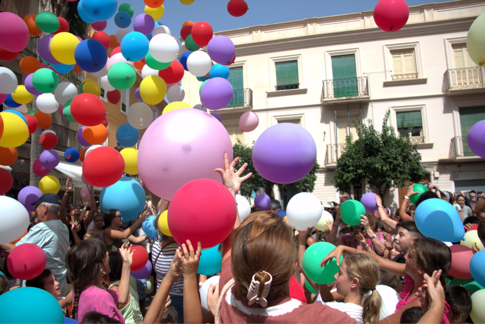 Almuñécar inaugura sus fiestas patronales con una gran suelta de globos