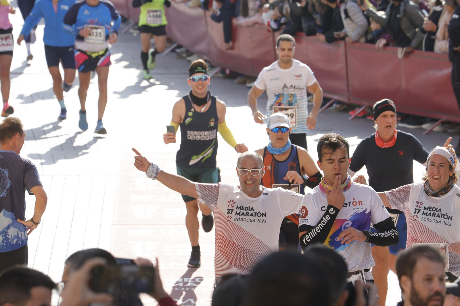 Media Maratón de Córdoba 2023: La gloria de cruzar la Puerta del Puente, en imágenes