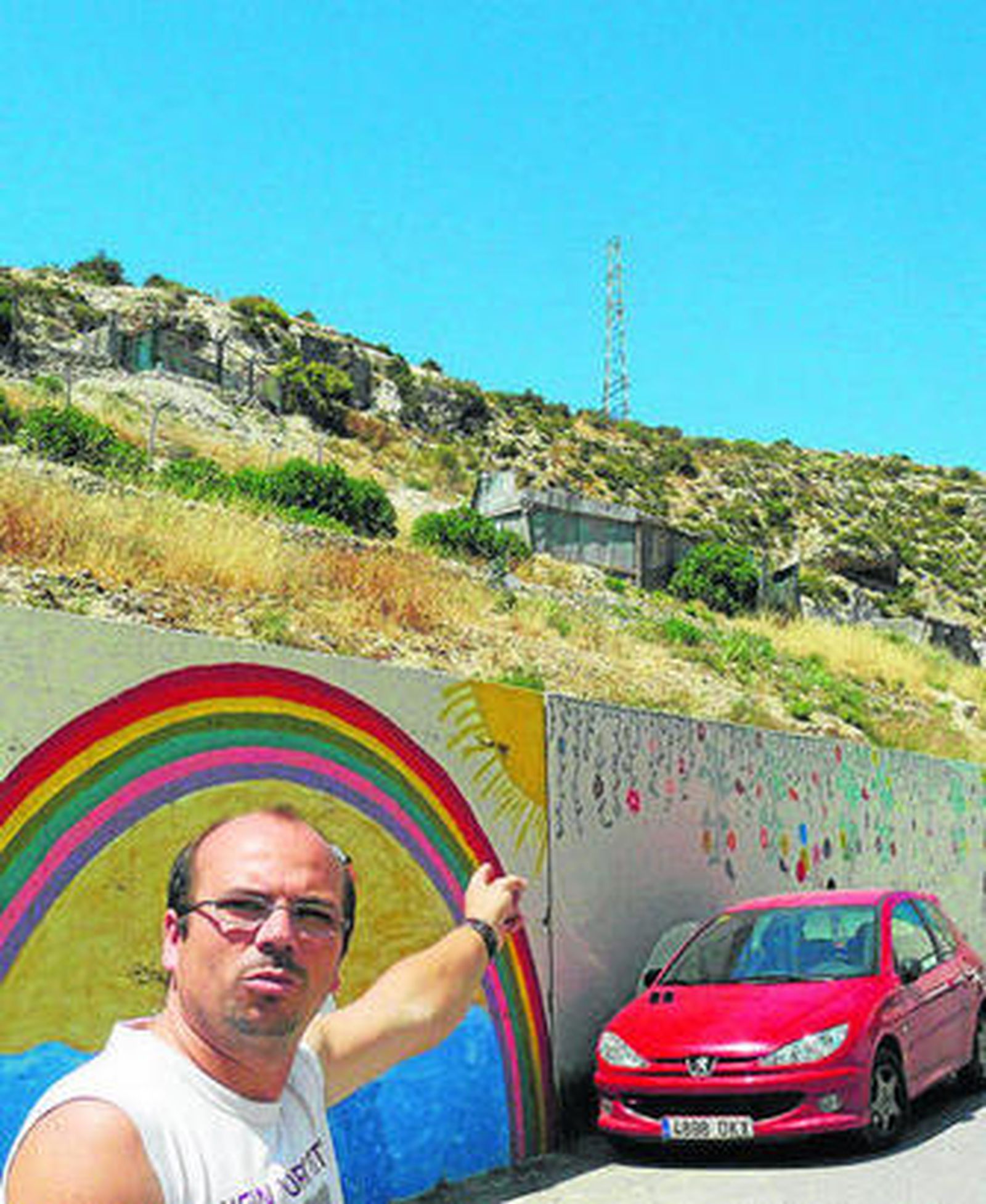 Eduardo Pérez señala un cerro infestado de pulgas.