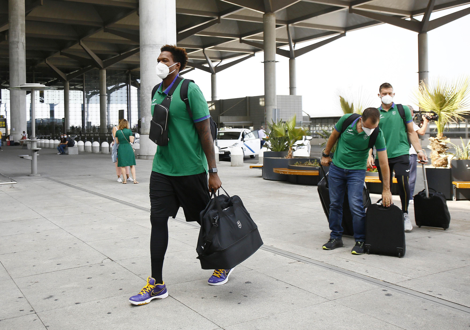 Deon Thompson, a la salida del equipo hacia Barcelona.