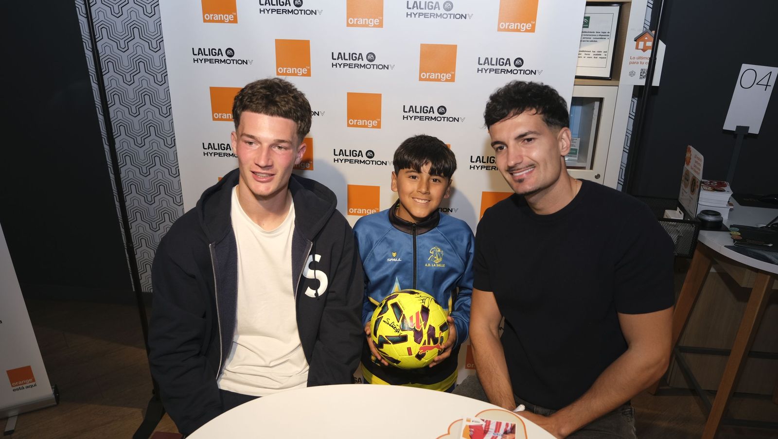 Búscate en las fotos de la firma de los jugadores de la U.D. Almería en la tienda Orange