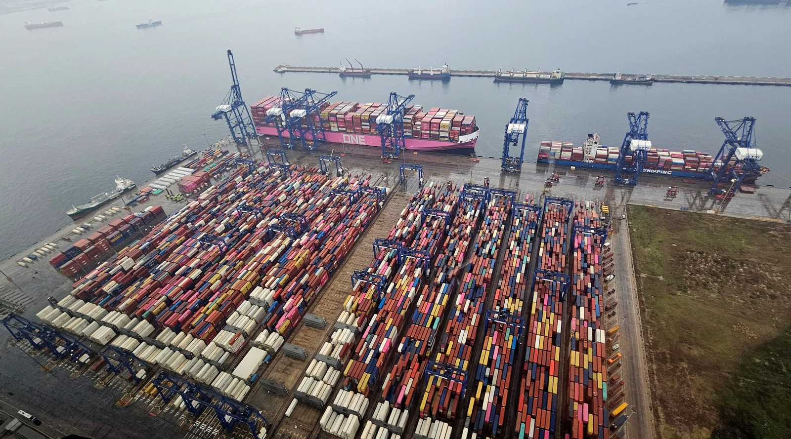 Vista aérea de TTI Algeciras durante la escala de dos buques portacontenedores