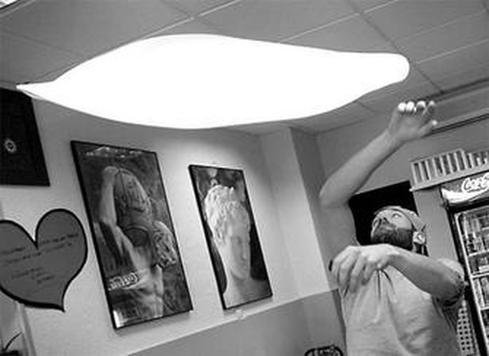 Uno de los cocineros del restaurante L'Álbero realizando acrobacias.