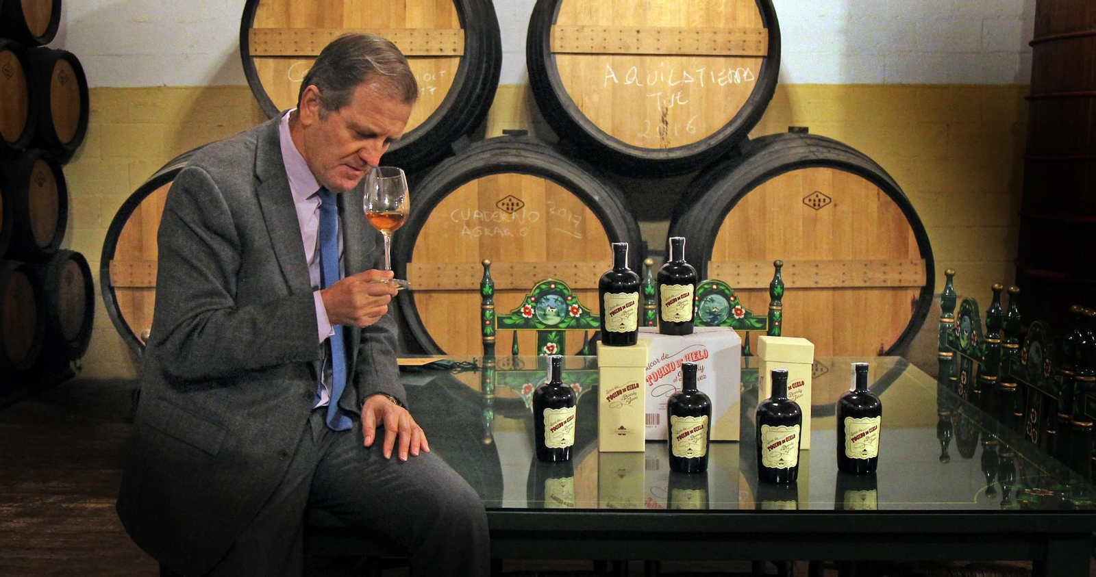 El director comercial de Páez Morilla, Jesús Martín, cata el 'Licor de Tocino de Cielo al Brandy de Jerez', ayer en la bodega.