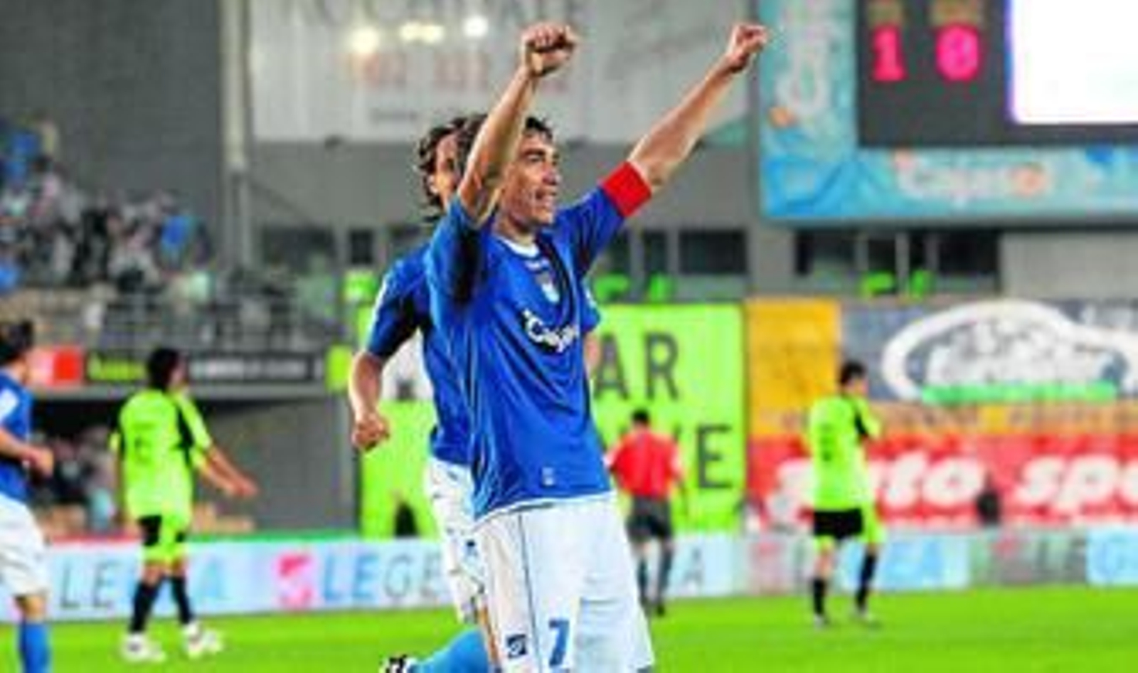 Francis celebra por todo lo alto su primer gol como futbolista de Primera División.