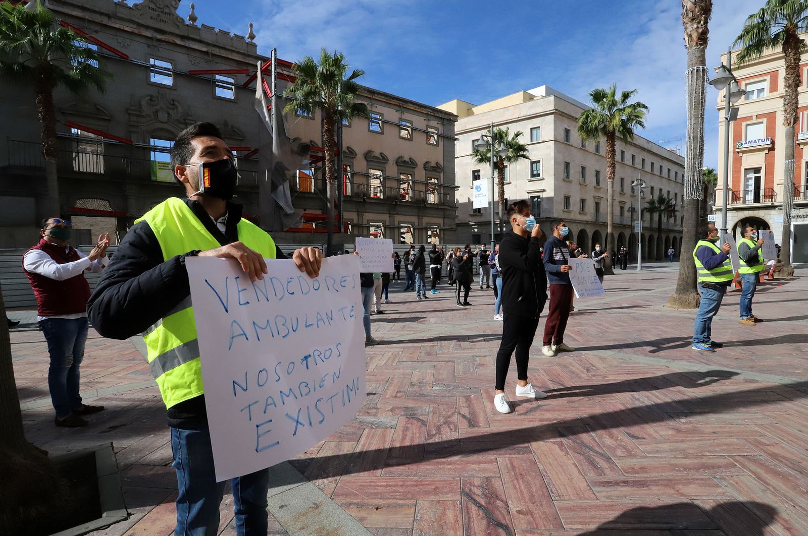 Protesta de vendedores ambulantes en la puerta del Ayuntamiento de Huelva.